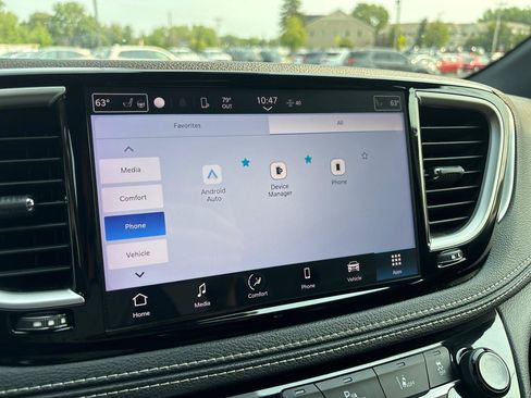 Used 2023 Chrysler Pacifica Touring FWD image 22
