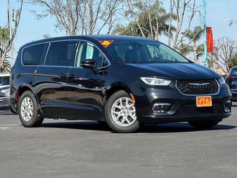 Used 2023 Chrysler Pacifica Touring-L FWD image 1