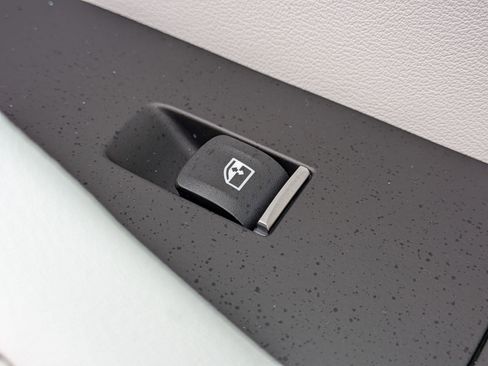 New 2026 BMW X6 xDrive40i w/ Climate Comfort Package image 36