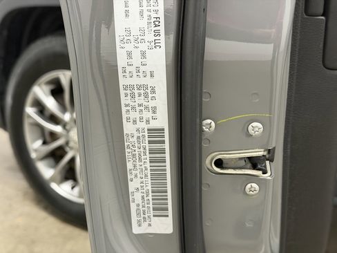 Used 2019 Jeep Cherokee Latitude Plus image 34