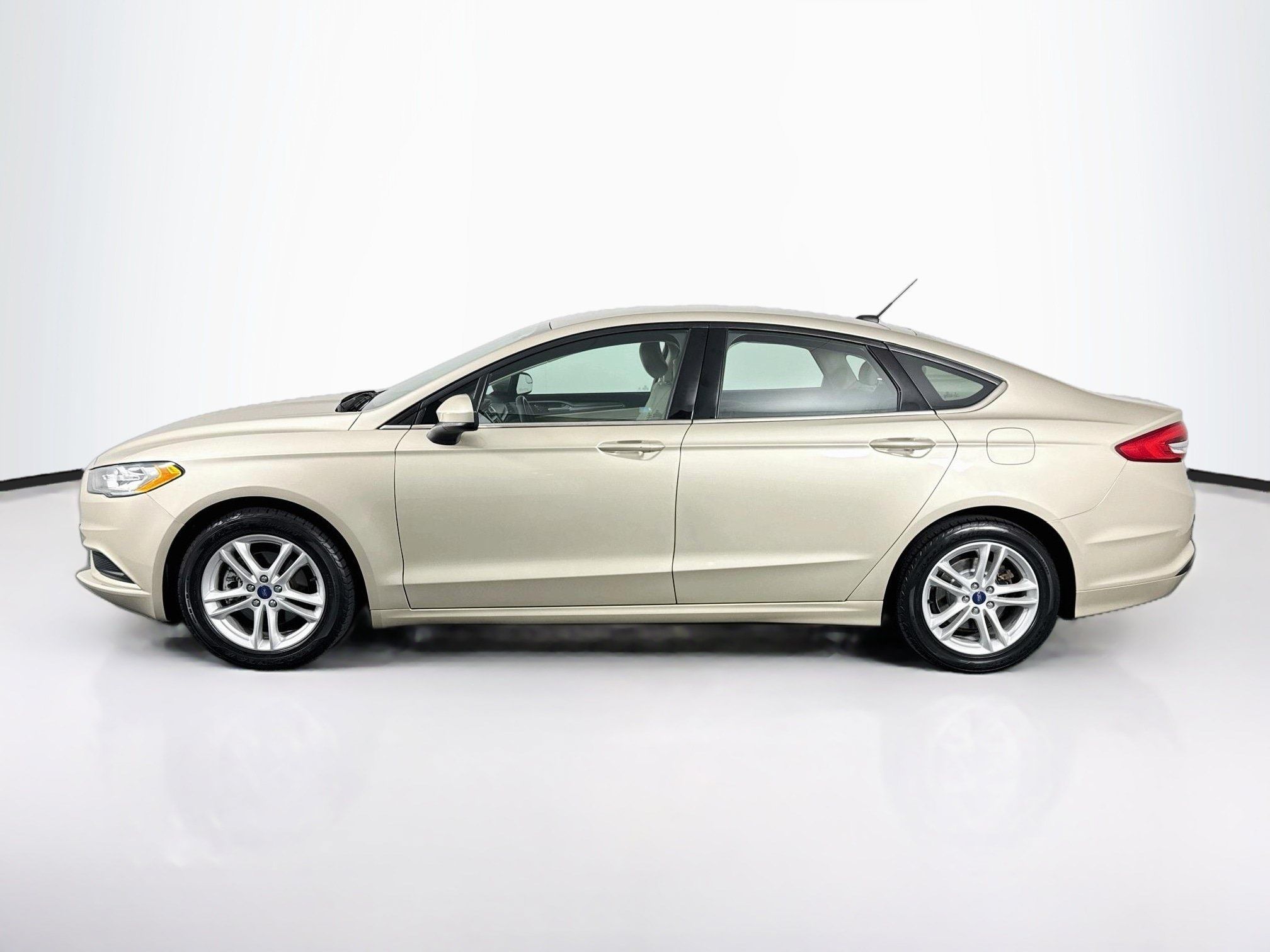 Used 2018 Ford Fusion SE FWD image 11