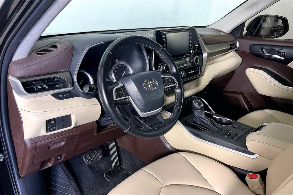 Used 2022 Toyota Highlander XLE AWD/4WD image 15