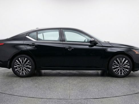Used 2025 Nissan Altima 2.5 SV FWD image 11