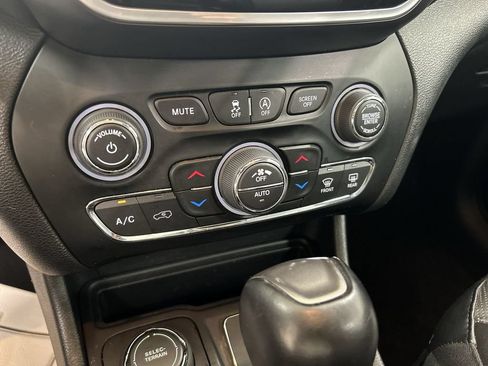 Used 2022 Jeep Cherokee Limited w/ Elite Package AWD/4WD image 17