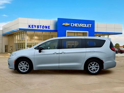 Used 2024 Chrysler Pacifica Touring-L FWD image 4