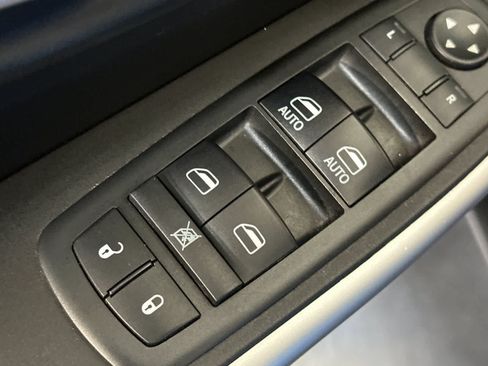 Used 2018 Jeep Cherokee Trailhawk w/ Comfort/Convenience Group AWD/4WD image 14