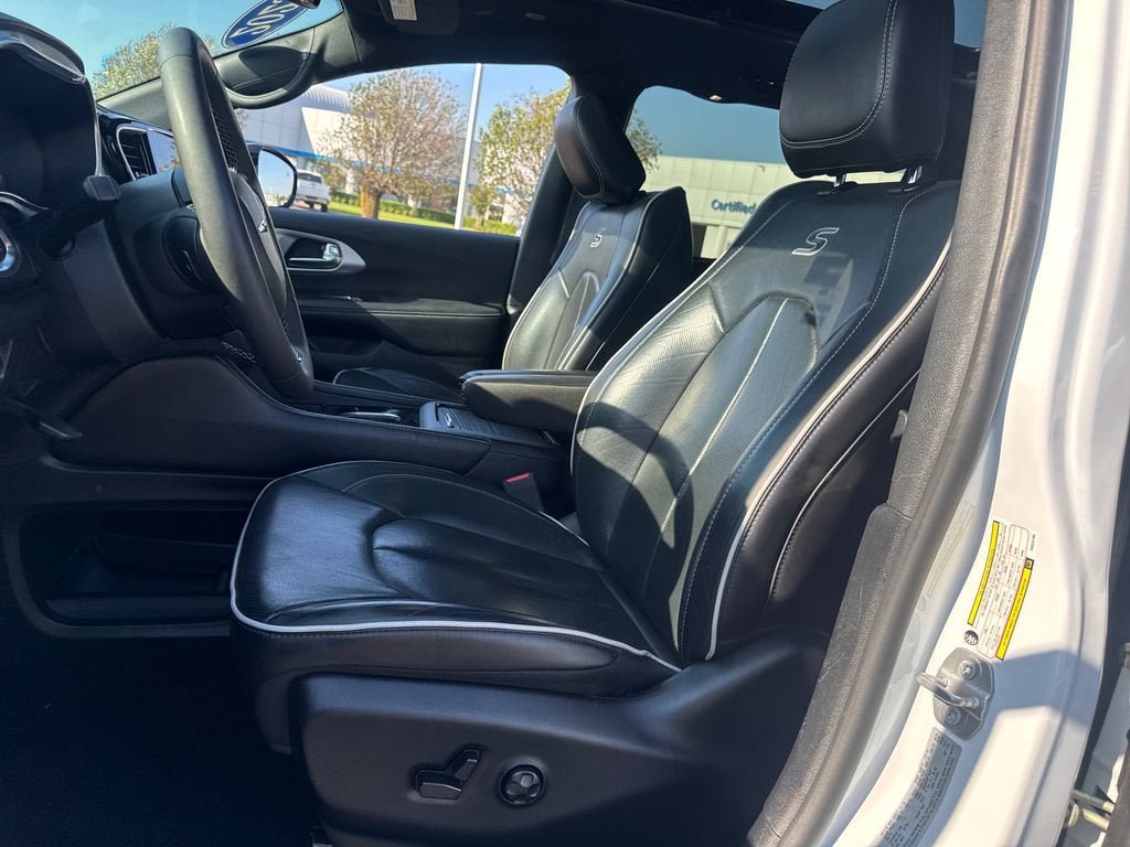 Used 2025 Chrysler Pacifica Limited FWD image 15