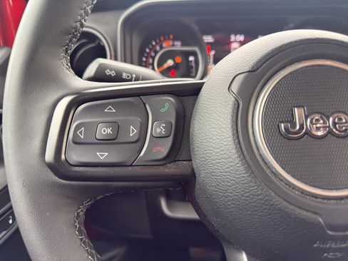 Used 2025 Jeep Wrangler Unlimited Rubicon AWD/4WD image 23