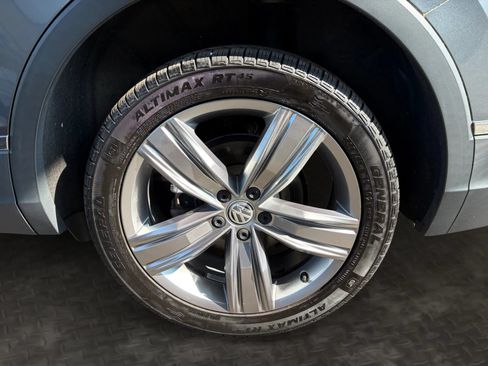 Used 2021 Volkswagen Tiguan SEL AWD/4WD image 42