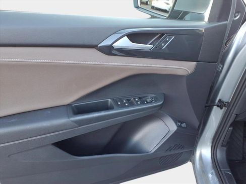 Used 2022 Volkswagen Taos SEL image 7