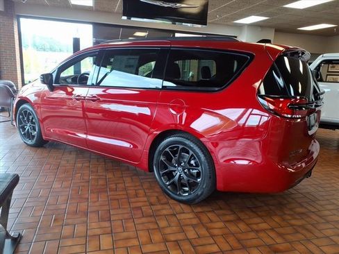 New 2026 Chrysler Pacifica Limited w/ Uconnect Theater Family Group image 4