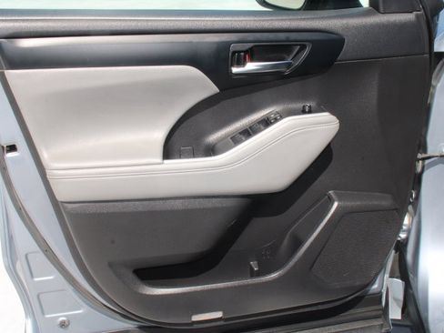 Used 2022 Toyota Highlander XLE AWD/4WD image 10