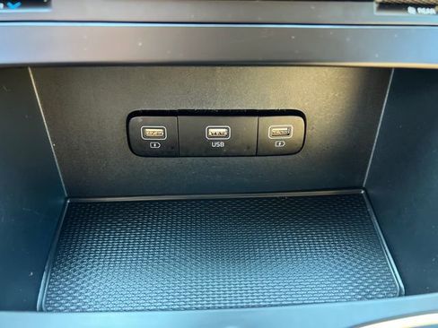 Used 2023 Kia Carnival LX FWD image 21