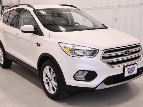 Certified 2018 Ford Escape SE w/ SE Sync 3 Package AWD/4WD image 4