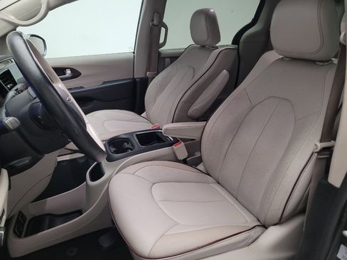 Used 2017 Chrysler Pacifica Limited w/ UConnect Theater Package FWD image 17