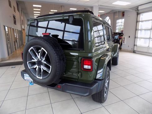 Used 2024 Jeep Wrangler Unlimited w/ Convenience Group AWD/4WD image 9
