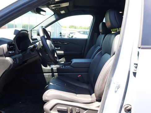 Used 2025 Honda Pilot TrailSport image 8