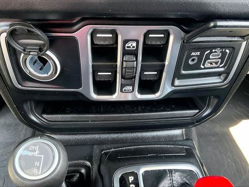 Used 2025 Jeep Gladiator Sport w/ Premium Package AWD/4WD image 33