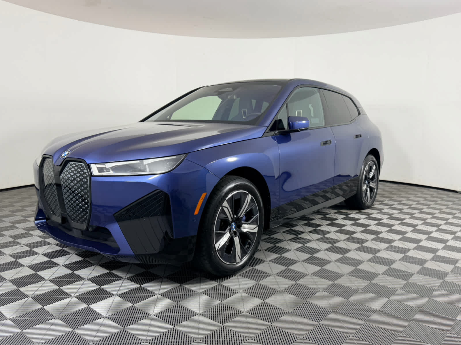 Used 2024 BMW iX xDrive50 w/ Sport Package AWD/4WD image 7