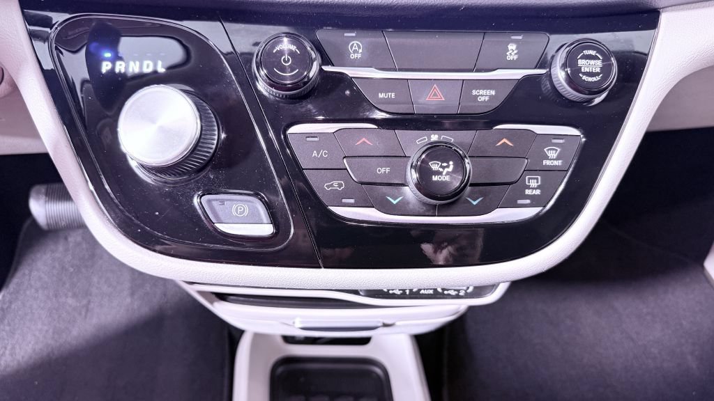 Used 2023 Chrysler Voyager LX FWD image 14