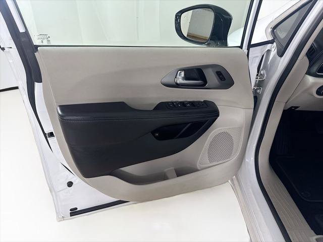 Certified 2024 Chrysler Pacifica Limited FWD image 11