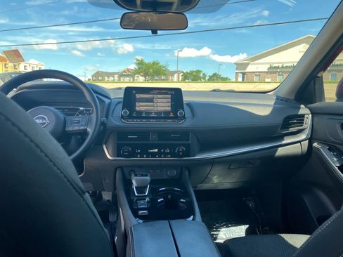 Used 2024 Nissan Rogue SV FWD image 32