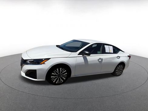 Used 2025 Nissan Altima 2.5 SV FWD image 8