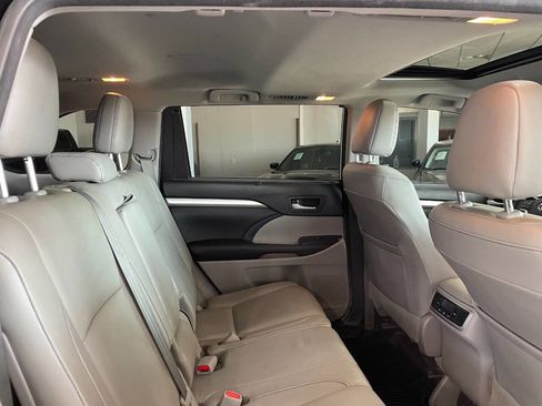 Used 2017 Toyota Highlander XLE image 25