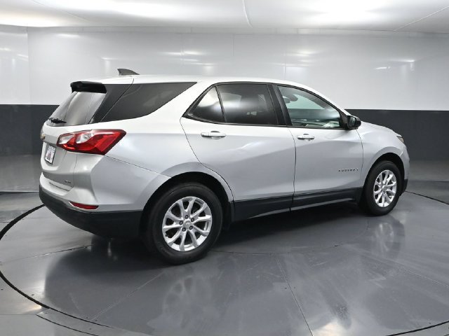 Used 2020 Chevrolet Equinox LS w/ LS Convenience Package AWD/4WD image 3