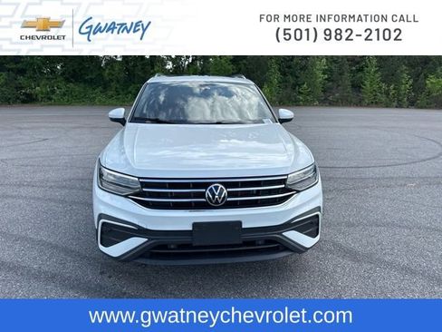 Used 2023 Volkswagen Tiguan SE w/ Panoramic Sunroof Package FWD image 2