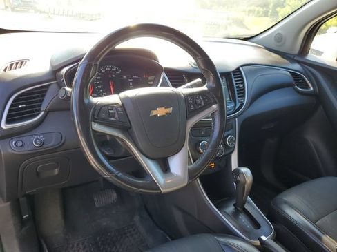 Used 2019 Chevrolet Trax LT w/ LT Convenience Package FWD image 14