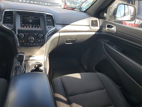 Used 2018 Jeep Grand Cherokee Laredo image 24