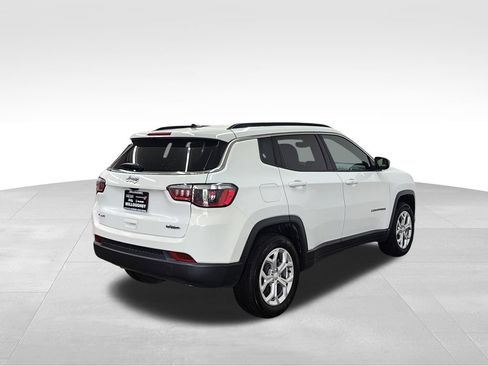 Used 2024 Jeep Compass Latitude AWD/4WD image 8