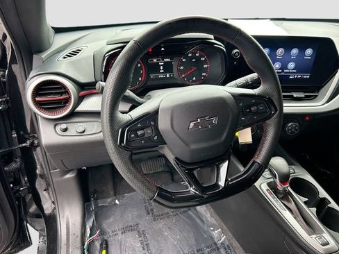 Used 2025 Chevrolet Trax RS FWD image 8