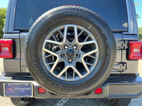 Used 2025 Jeep Wrangler Unlimited Sahara AWD/4WD image 15