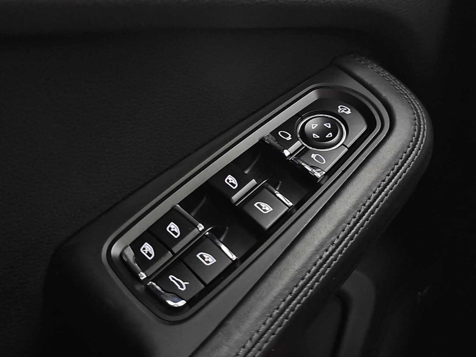 Used 2022 Porsche Macan w/ Premium Package Plus AWD/4WD image 28