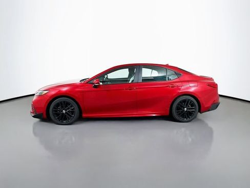 Used 2025 Toyota Camry SE image 3