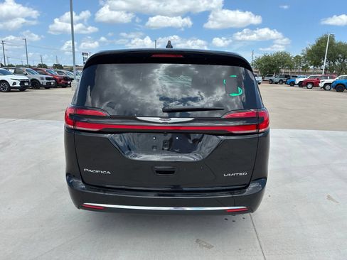 Used 2026 Chrysler Pacifica Limited FWD image 4