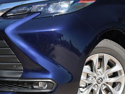 New 2026 Toyota Sienna XLE FWD image 12