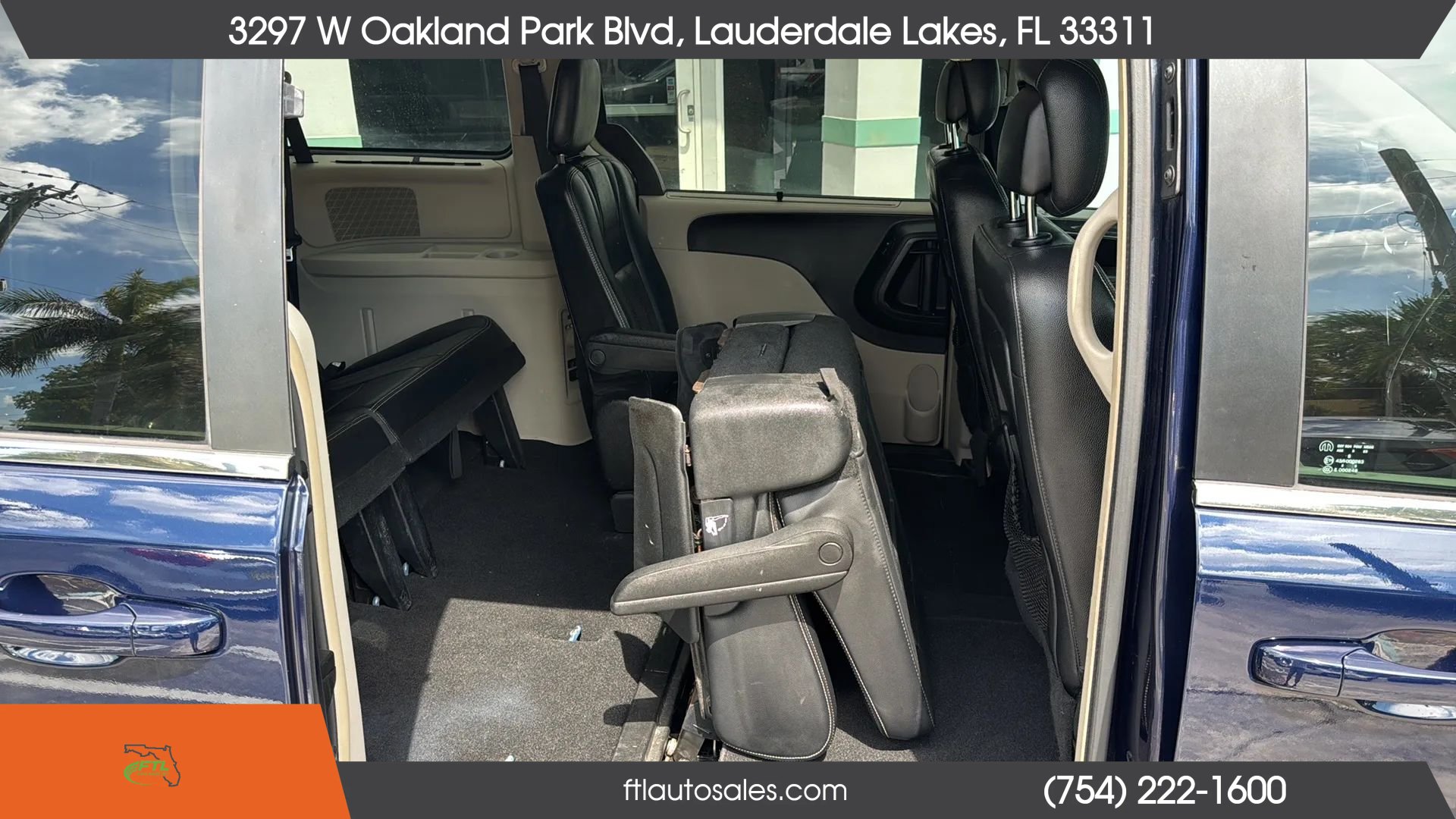 Used 2014 Chrysler Town & Country Touring-L FWD image 22