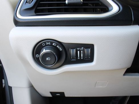 Used 2017 Chrysler Pacifica Premium image 18