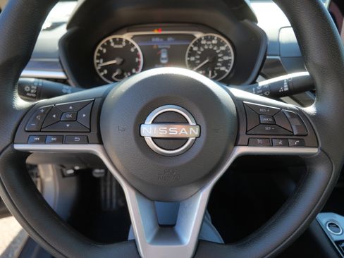 Used 2025 Nissan Altima 2.5 SV FWD image 25