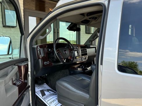 Used 2019 GMC Savana 2500 RWD image 23