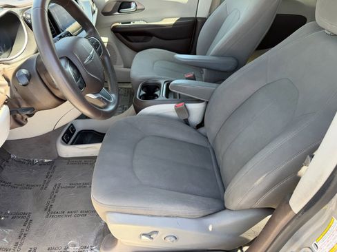 Used 2017 Chrysler Pacifica Touring Plus w/ Tire & Wheel Group FWD image 17