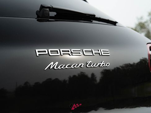 Used 2017 Porsche Macan Turbo image 30