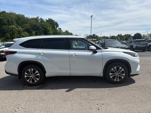 Used 2022 Toyota Highlander XLE AWD/4WD image 7