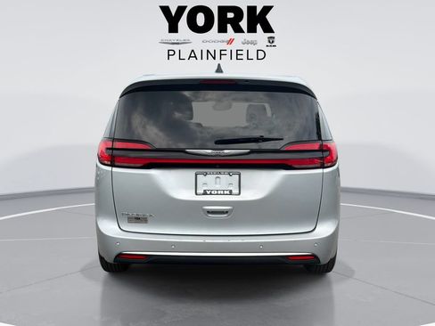 Used 2024 Chrysler Pacifica Touring-L FWD image 5