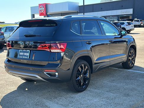 Used 2024 Volkswagen Taos SE w/ MDO Package image 8