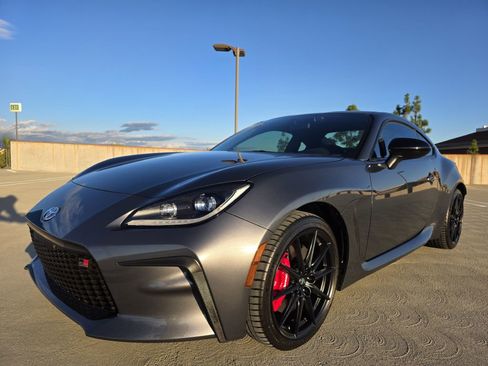 Used 2024 Toyota GR86 Premium image 3