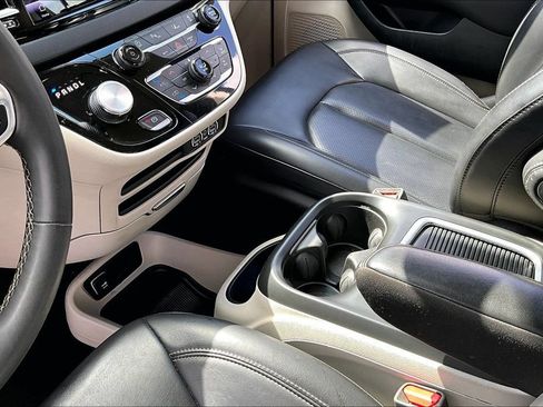 Used 2023 Chrysler Pacifica Touring-L FWD image 17